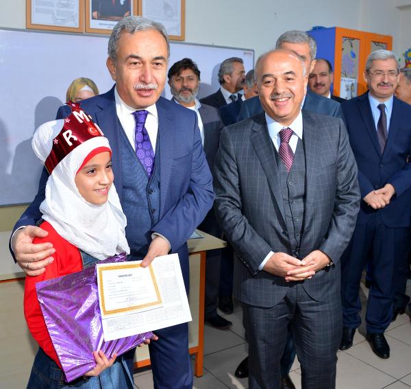 Adana'da Suriyeliler karne aldı