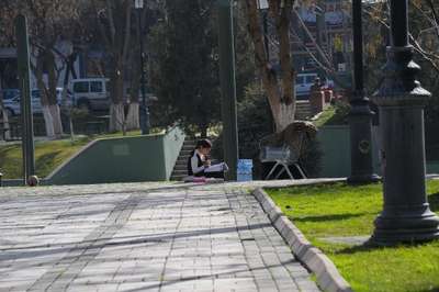 Parkta hem su satıyor, hem derslerine çalışıyor
