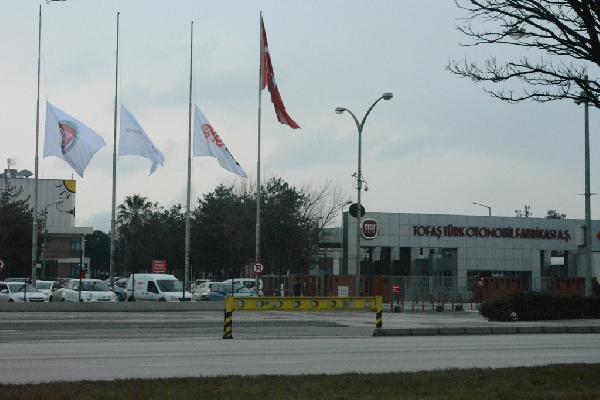 Tofaş’ta bayraklar yarıya indi