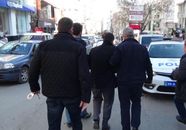 Kredisi onaylanmayınca, bankacıya silah çekti