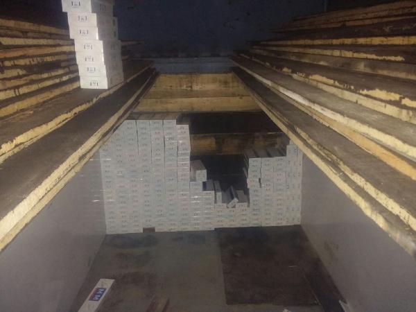 Kerestelerin altından 70 bin 900 paket kaçak sigara çıktı