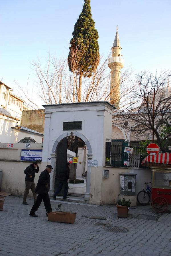 İzmir'de sela krizi