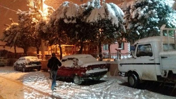 Kocaeli'de kar yağışı etkili oluyor