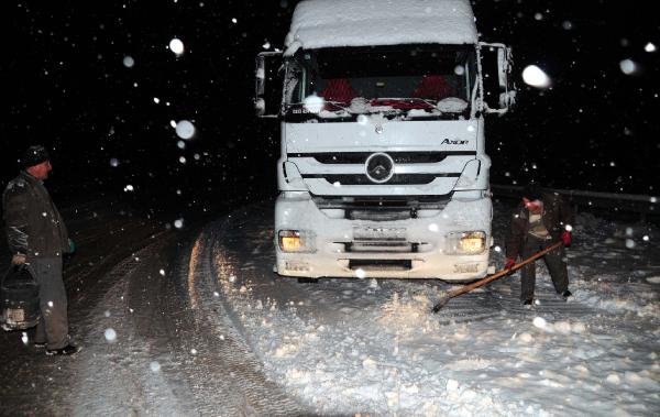 Tokat-Sivas Karayolunda ulaşım güçlükle sağlanıyor
