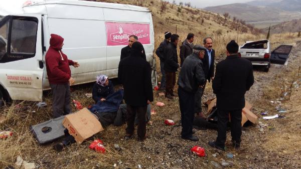 Adıyaman'da minibüs ile otomobil çarpıştı: 1 ölü, 4 yaralı