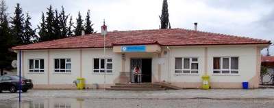 Veliler okulun bakım ve onarımını yapıyor