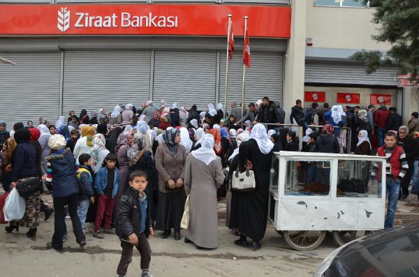 Silvan'da yoksula para yardımında banka önünde izdiham