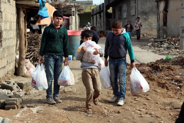 Silopi'de evleri hasar gören ailelere hayırsever yardımı