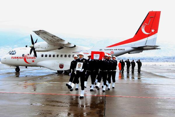 Şehit polis Bayram Özdere'yi, Gölcük'te 10 bin kişi uğurladı