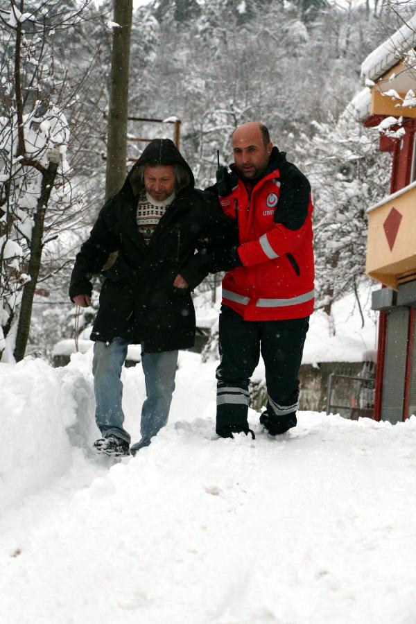 Kardan yolu kapalı köydeki hastayı diyalize UMKE götürdü