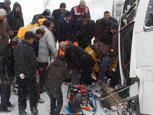 Erzincan'da yolcu otobüsü TIR'a çarptı: 17 yaralı