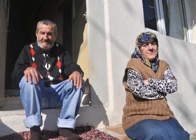 10 yıl önce boşandığı eşi felç olunca bakımını üstlendi