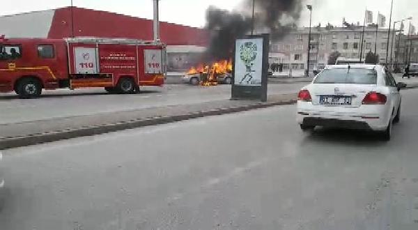 Sınav saatini beklerken park halindeki otomobili alev alev yandı