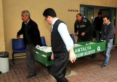Görme engelli kadın tavandaki demire bağladığı iple intihar etti