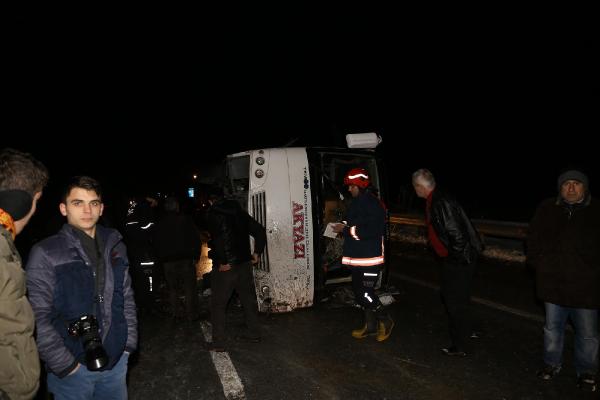 Sakarya'da midibüs devrildi: 10 yaralı
