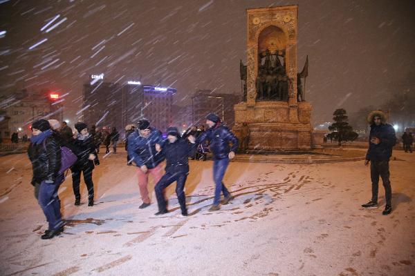 İstanbul'da kar yağışı gece saatlerinde şiddetini artırdı
