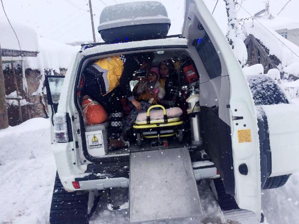 18 aylık bebek paletli ambulansla hastaneye kaldırıldı