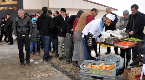Dondurucu soğukta sucuk ekmek kuyruğu