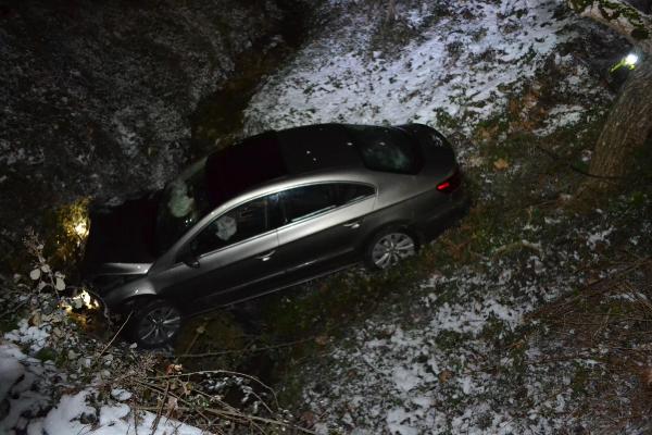 17 yaşındaki sürücü otomobili dereye uçurdu: 3 yaralı