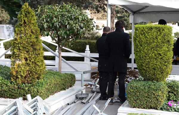 Koç’un mezarındaki hazırlıklar sürüyor