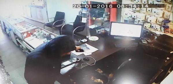 Çaldığı cep telefonlarını poşete doldurup kaçtı