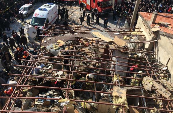 Buca'da evde patlama: 1 ölü  2 yaralı