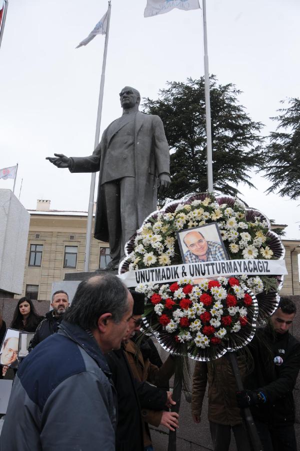 Eskişehir'de Atatürk Anıtı önünde Uğur Mumcu'yu anma töreni