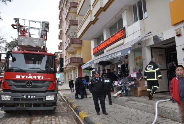 İslahiye'de kalorifer tesisatı patlayan apartmanda panik