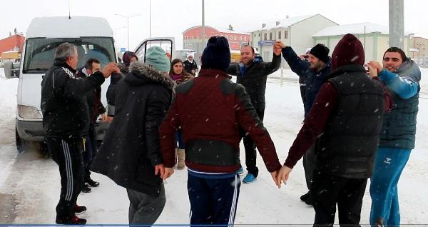 Yolda mahsur kalanlar horon teperek ısınmaya çalıştı