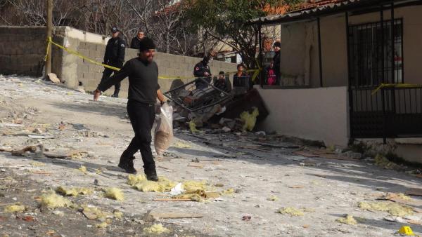 Buca’da evde patlama: 1 ölü, 2 yaralı (3)
