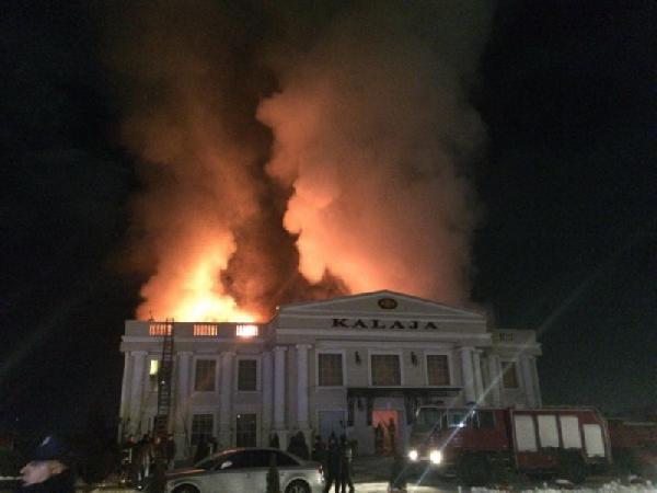 Kosova'da lüks restoran ale alev yandı