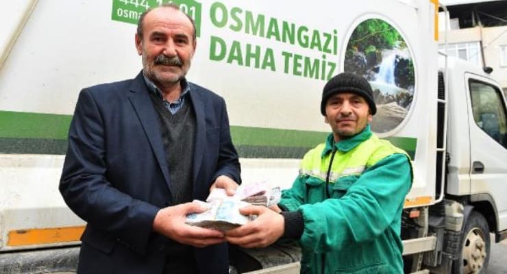 Bulduğu parayı teslim etti