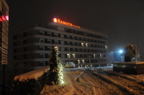 Trabzon'da uçuşlara kar engeli
