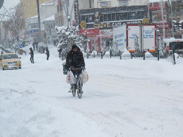 Doğu'da 2 bin 677 köy yolu kardan kapalı