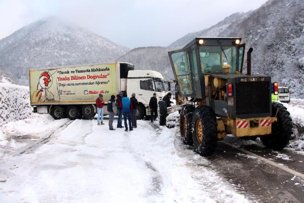 Zonguldak'ta İstanbul yolu 1 saat ulaşıma kapandı