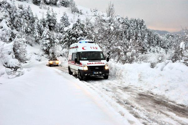 Kardan kapanan köy yolu açıldı, hastaneye kaldırıldı