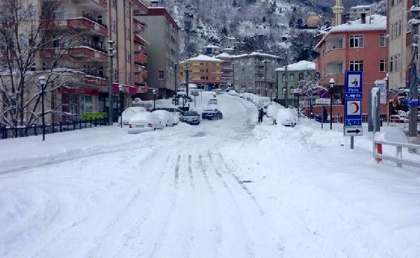 Kastamonu'da kar köy yollarını kapattı