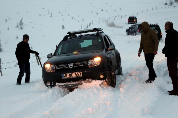 Kahramanmaraş'ta karda araçlar mahsur kaldı