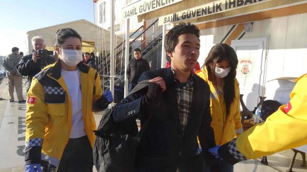 Ayvacık'ta kaçaklar donmak üzereyken kurtarıldı