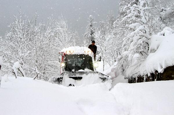 Rize’de böbrek hastası kadın paletli kar ambulansı ile kurtarıldı