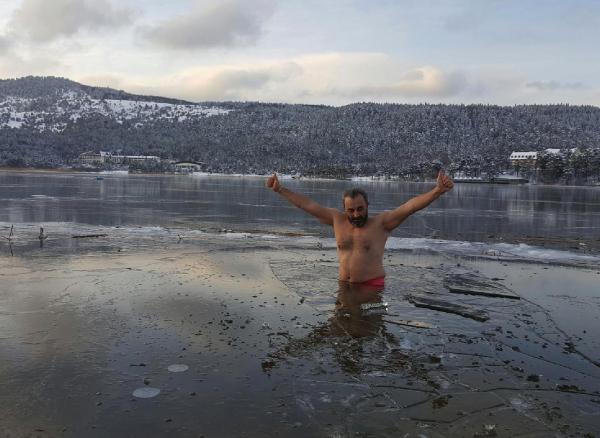 Abant Gölü'nün buzunu kırıp suya girdi