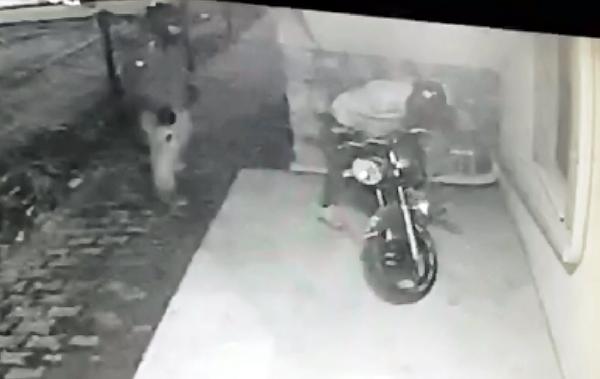 Motosikleti çalarken görüntülendi