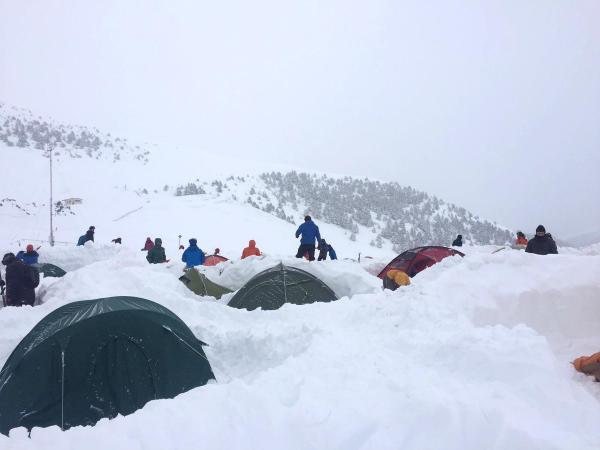 Dağcılar törene gitti, çadırları kar altında kaldı