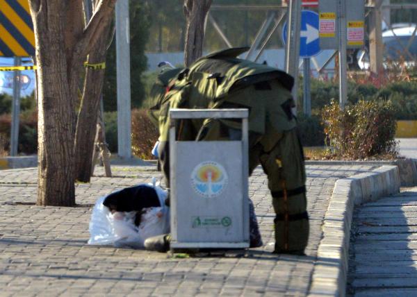 Çevik Kuvvet karşısındaki çuval bomba korkusu yaşattı