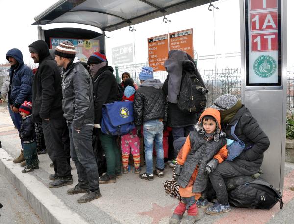 Edirne’de otobüs durağında 30 Suriyeli kaçak yakalandı