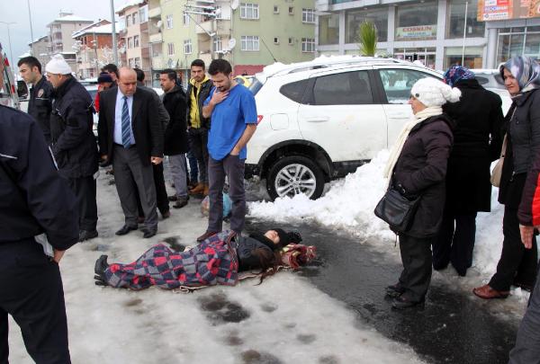 Otomobilin çarptığı kadın yaralandı