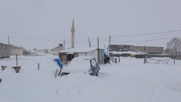 Doğu'da kar çilesi: 2 bin 677 köy yolu kapalı