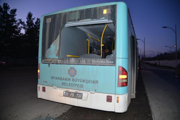 Diyarbakır’da belediye ait 2 yolcu otobüsü kurşunlandı