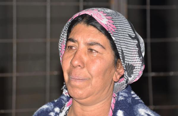 Gözyaşları içinde evinin yanışını izledi