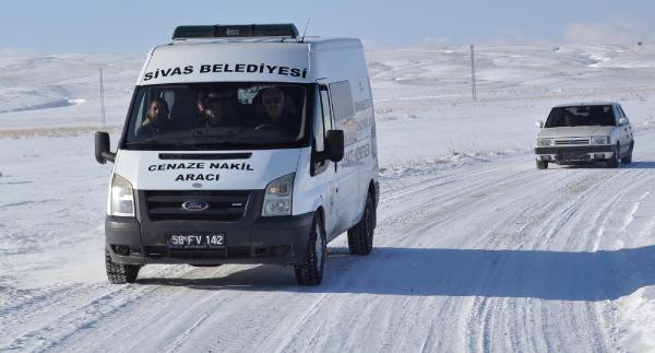 Sivas'ta köy yollarında zorlu kar mücadelesi